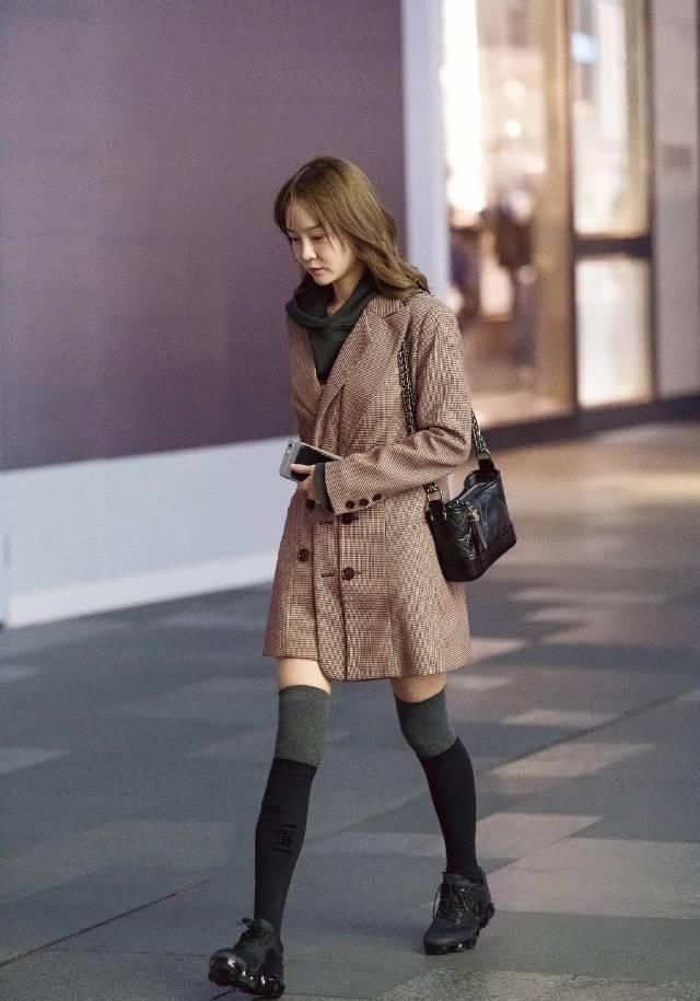 路人街拍，小姐姐一身搭配简单又性感，耐看又迷人