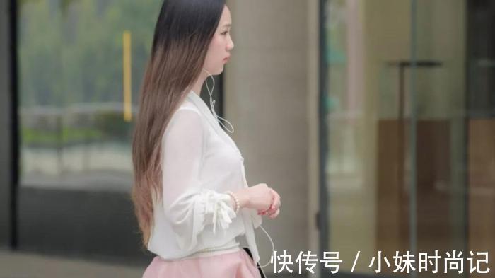 清新|街拍:打扮很清新很靓丽的美女,干净整洁的气质,多了几分淑女气质