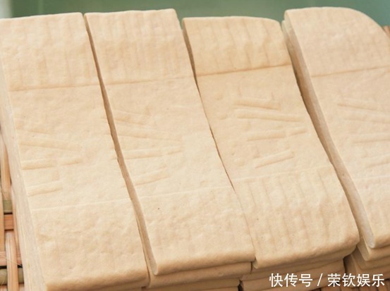 钙片|年龄越大,膝盖老化严重,与其大把吃钙片,不如多吃3种食物