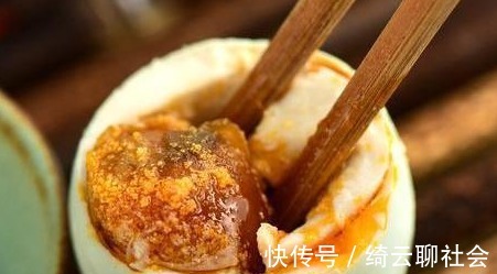 白酒|腌咸鸭蛋时，用盐和白酒很普通，大厨教你方法，个个流油起沙！