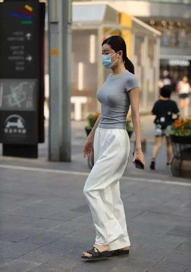 小姐姐 甜美系小姐姐的休闲装,短款上衣配阔腿裤,潮的不行啊!