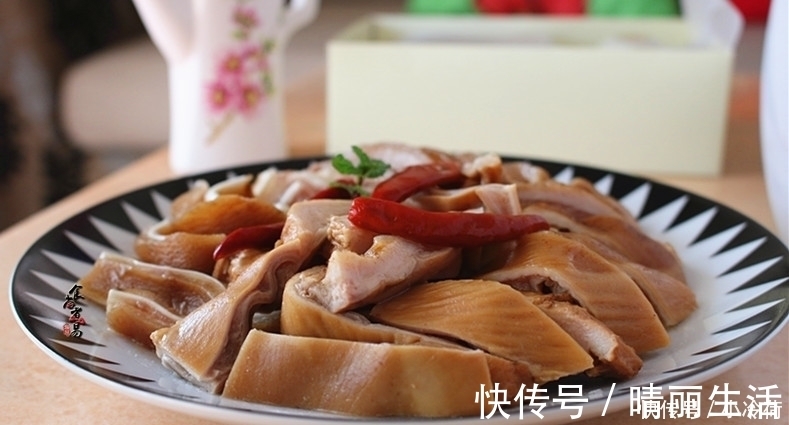 做卤味，卤水配料很重要，配方收起来，越卤越香，拿黄金都不换