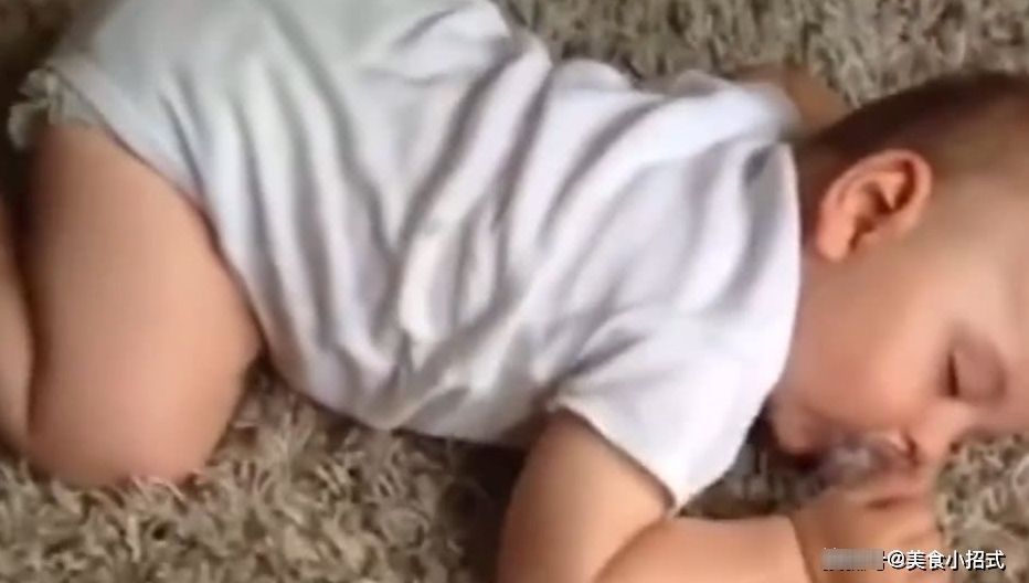 妈妈眼泪|宝宝太困了,接下来发生的事,笑得妈妈眼泪都出来了