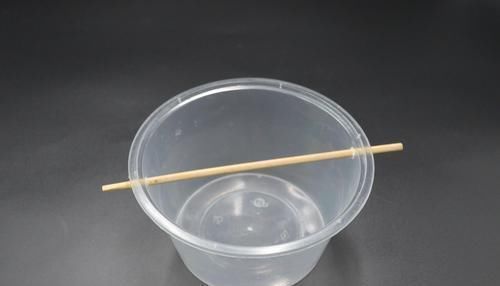塑料打包盒上穿一根筷子,用途太棒了,解决了很多家庭困扰的烦恼