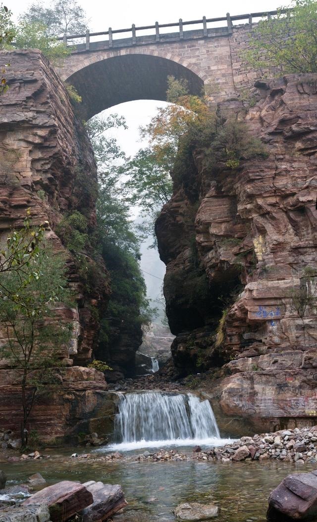 河南安阳高家台，峡谷之间诞生的神秘村落，却吸引来了大批的学生