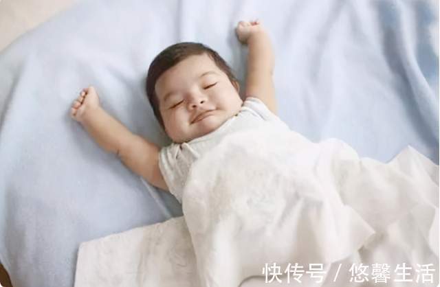 睡眠质量|“不靠谱”妈妈带娃午睡,不料先把自己哄着,孩子的小表情太暖心