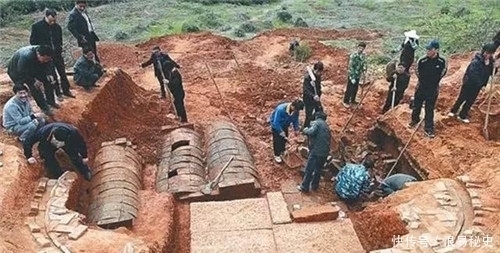 李鸿章墓出土两块金砖,重量达到30斤,专家鉴定后:是不是拿错了