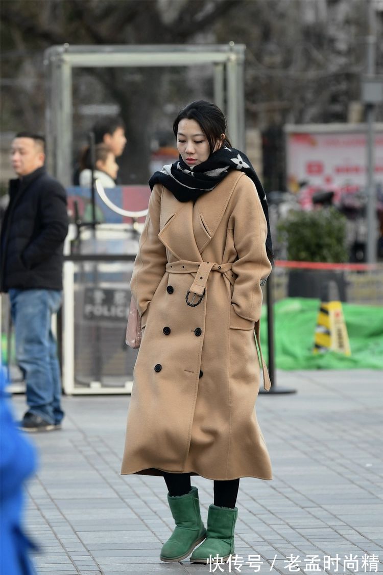 修身牛仔裤|街拍:美女米白色大衣,非常修身的搭配,简单又个性!