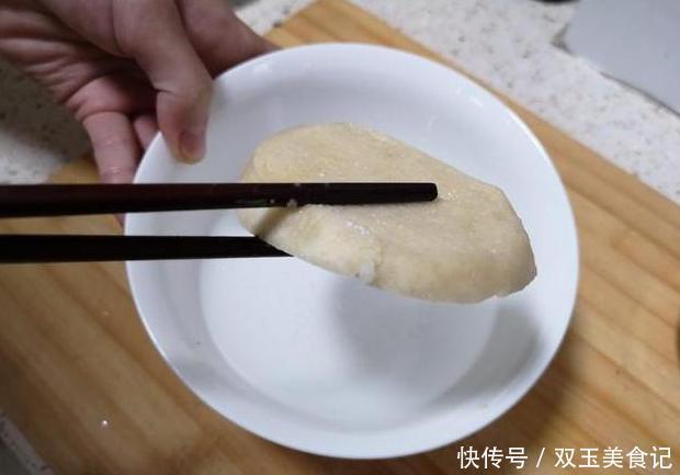 馒头片不要裹着蛋液炸了?教你学会这个小技巧,外酥里软不吸油!