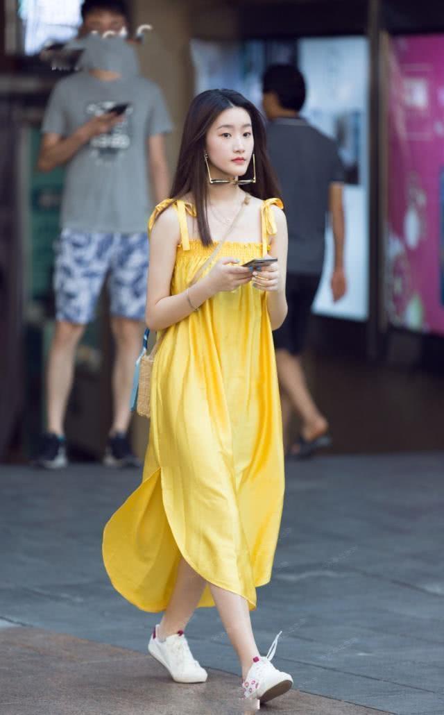 街拍:貌美如花的小姐姐,一身优雅的穿搭,尽显女神风采