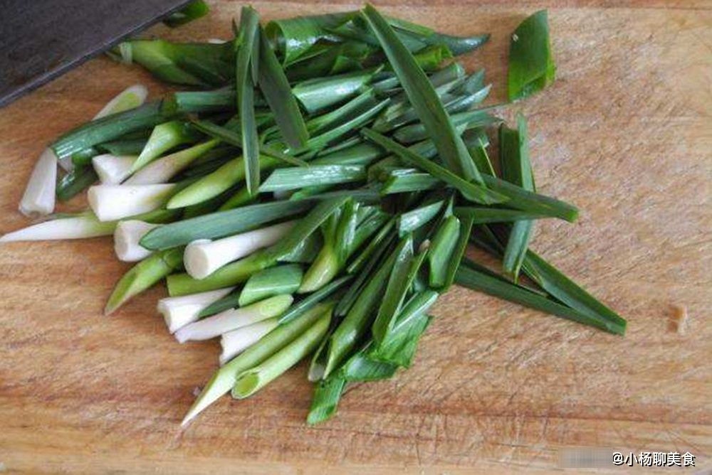 炒豆腐干时,最忌讳直接下锅炒,多加两步,豆腐干没有豆腥味