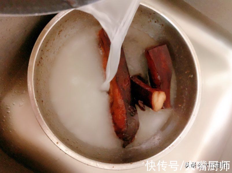 腊肉直接蒸，难怪又硬又咸！多做这1步，腊肉软嫩鲜香，腊香浓郁