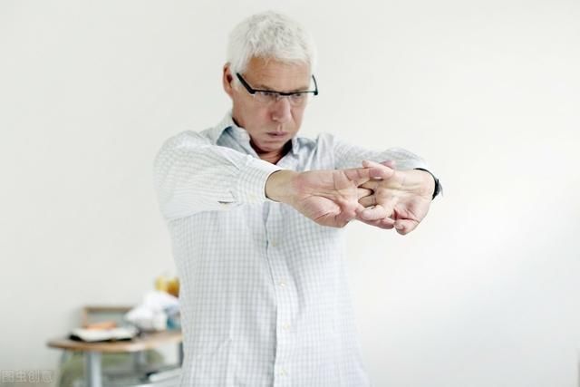 睡眠质量|男人60岁后,晨起还有4表现,恭喜你,身体还很硬朗