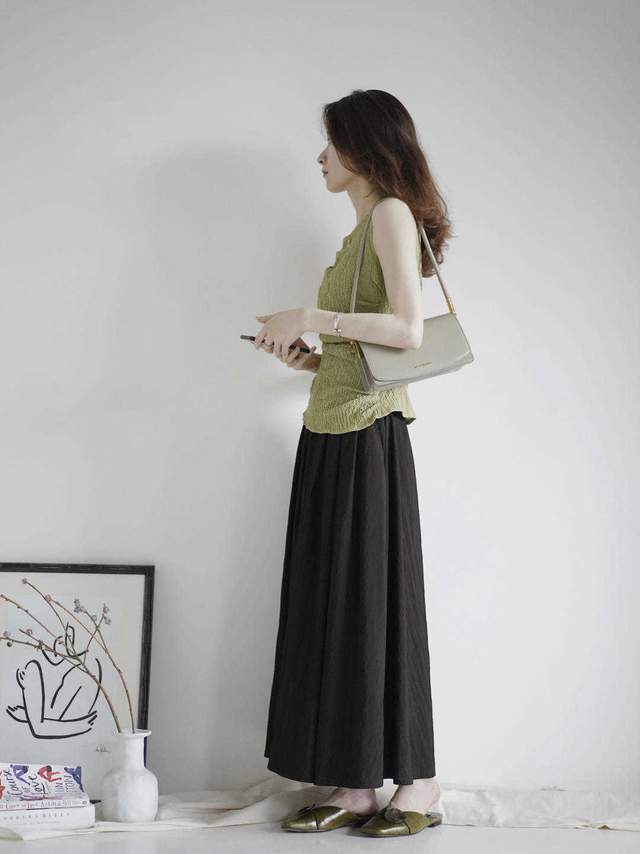 v领|最想要显瘦的穿衣技巧来了,无袖绿色上衣搭配黑色半身裙,超洋气