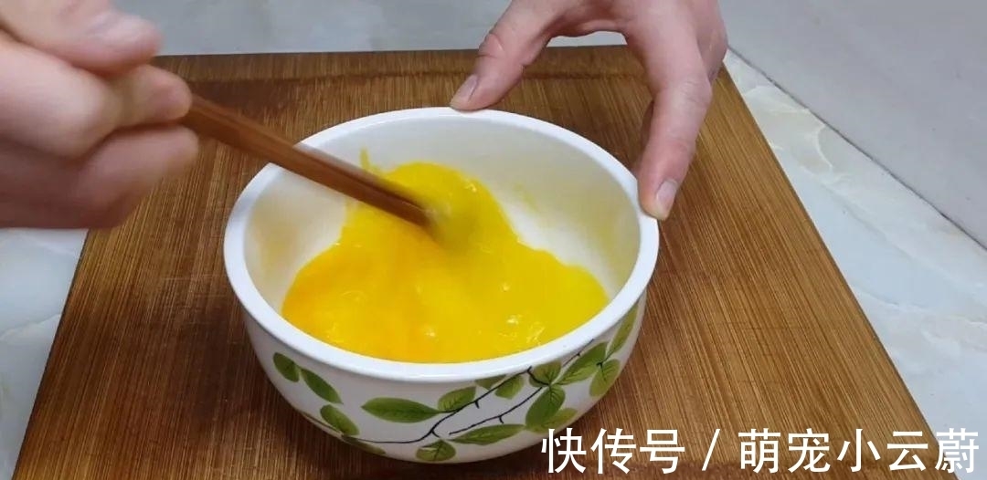 案板|3勺清水，1斤面粉，淋上鸡蛋液，教你做创意早餐饼，比葱油饼好吃