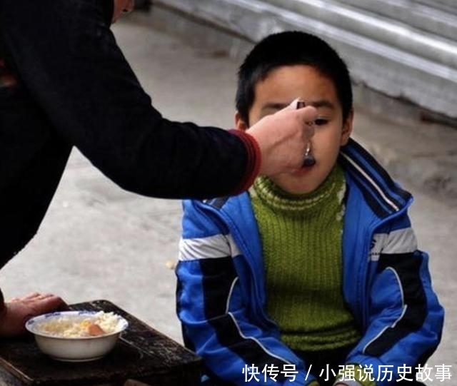 用餐|母女俩服务区用餐，妈妈的举动引热议，网友：为孩子未来担心