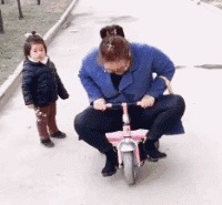 |搞笑GIF:吃货妹子真是伤不起啊,坐个席拿这么大的袋子呢