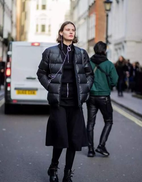 ?穿来穿去，还是觉得羽绒服最配“裙子”，时髦显气质，还保暖