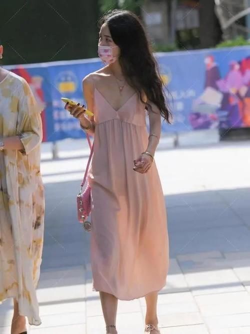 马甲裙 超粉嫩的真丝吊带裙,质感轻盈,减龄年轻,甜美范十足