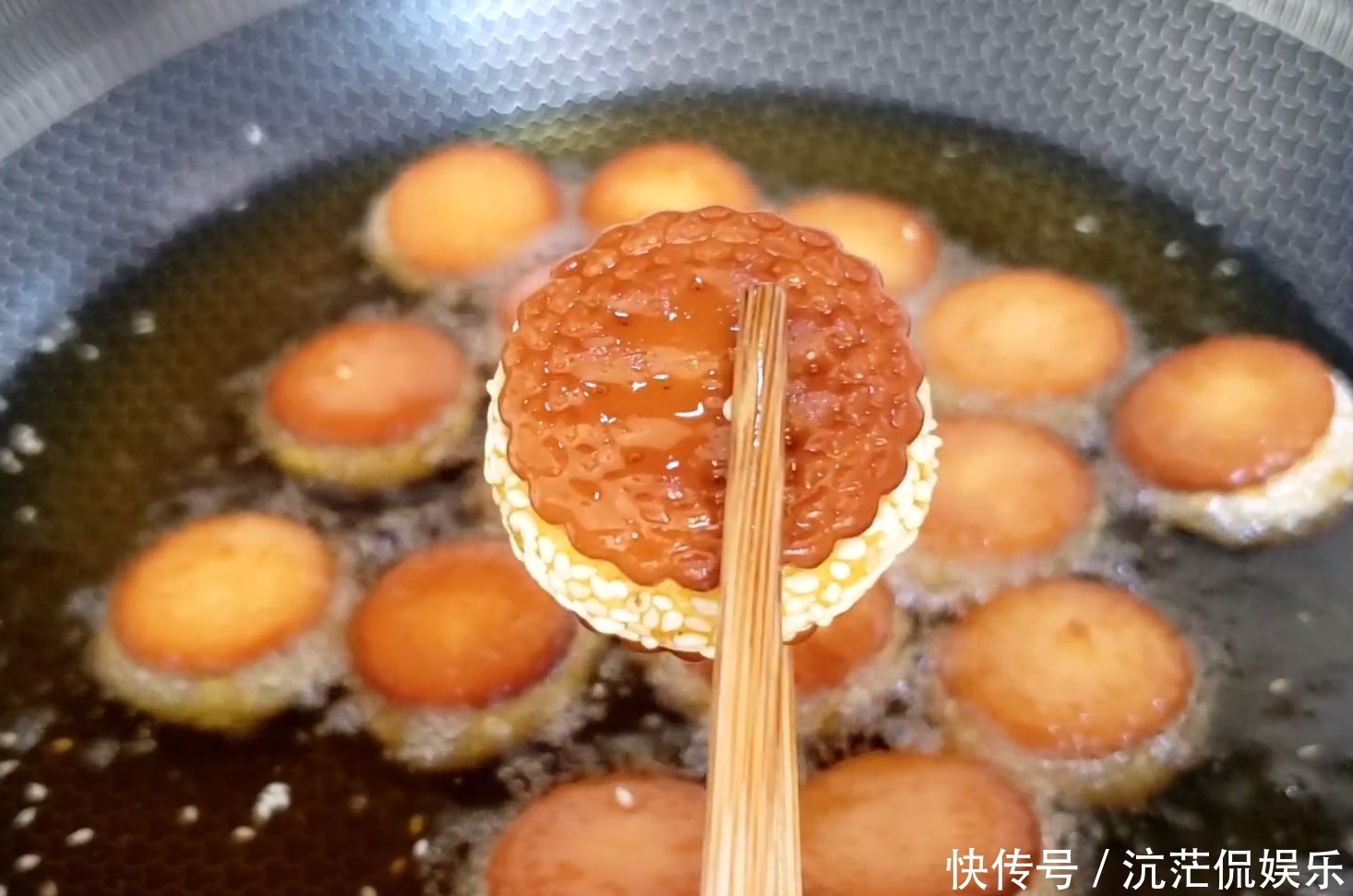 都是小时候|家庭版南瓜芝麻饼记住两个小技巧,香甜软糯又拉丝,比买的好吃