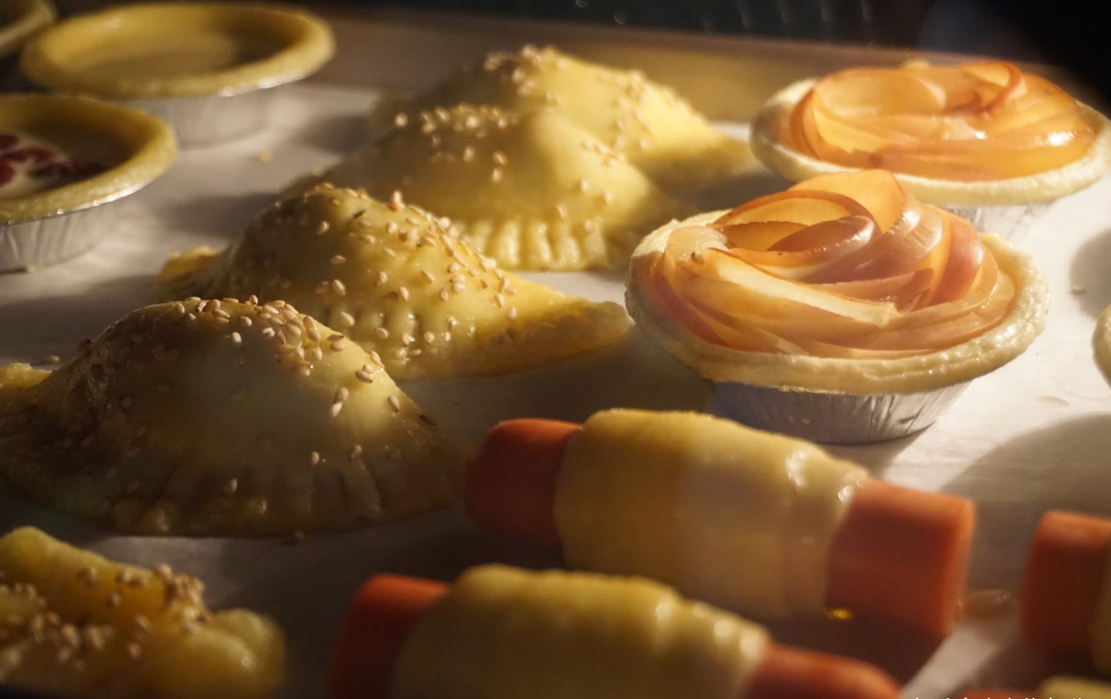 教你用蛋挞皮做酥皮香肠小面包，孩子连吃3个都不够，好做好吃