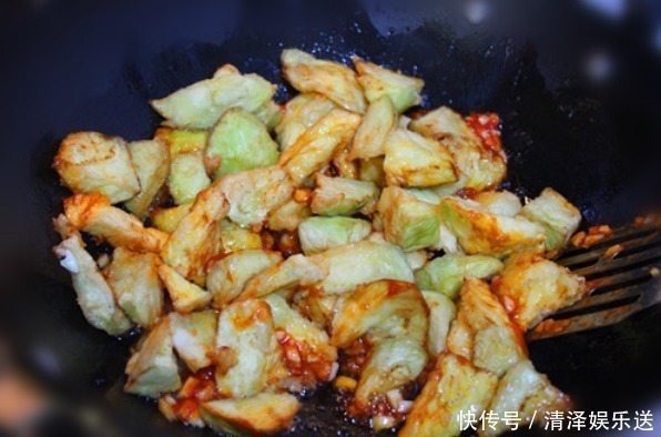 大厨教你做红烧茄子，记住这2点，不发黑不吸油，焦香软嫩不油腻