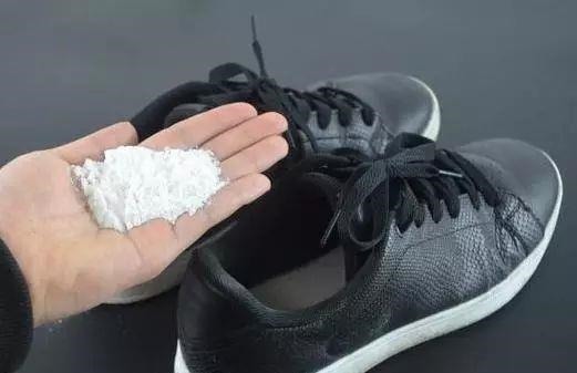 高跟鞋 鞋子散发臭味,别急着水洗!往里撒点“东西”,再臭也能轻松去除