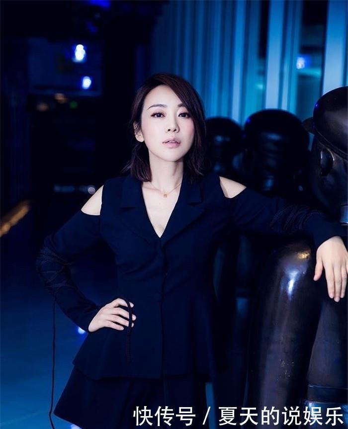 减龄|50岁左右的女人,发型不要留羊毛卷和碎发头,这些更洋气