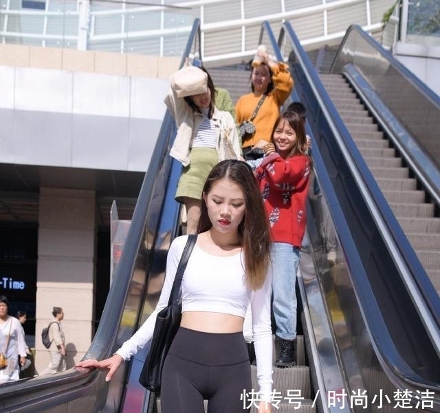 瑜珈裤|露脐紧身衣+修身瑜伽裤,辣妈这样穿搭,真是性感又迷人!