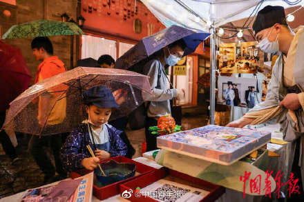 现代艺术！雨夜逛书市 中秋乐享传统文化