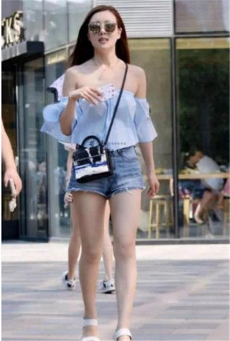 街拍：风吹裙摆美发飘，时髦佳人，你的美丽像丁香