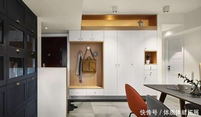 整齐|入户见厅的户型，玄关就该这样设计，不占地方又显得整齐，挺实用！