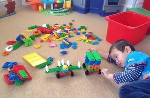 宝宝脖子长羽毛,家长当过敏治,医生说出原因家长吓出一身汗