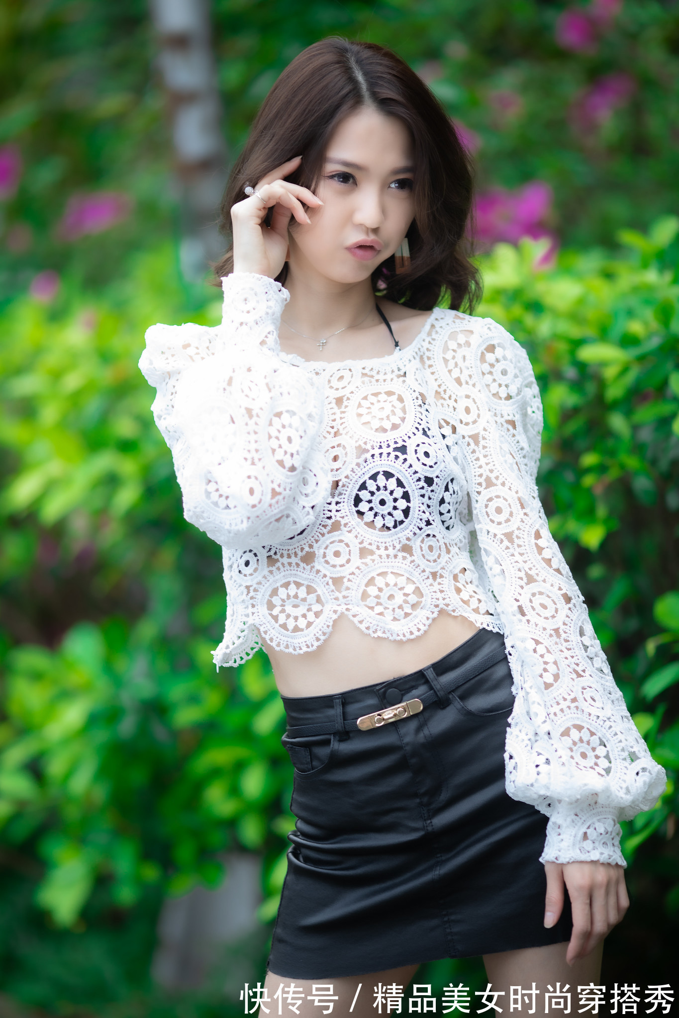 短裤裙|白色钩花蕾丝罩衫搭配西装短裤裙,惊艳绝伦,诠释靓女风韵