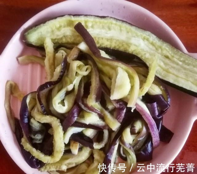 餐桌|蒜泥茄子，炎炎夏日，餐桌上清凉消暑美味！