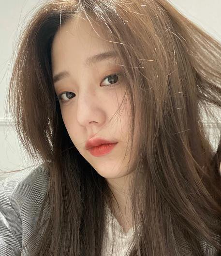 显白的发色，显得人比较甜美，造型也是很美的