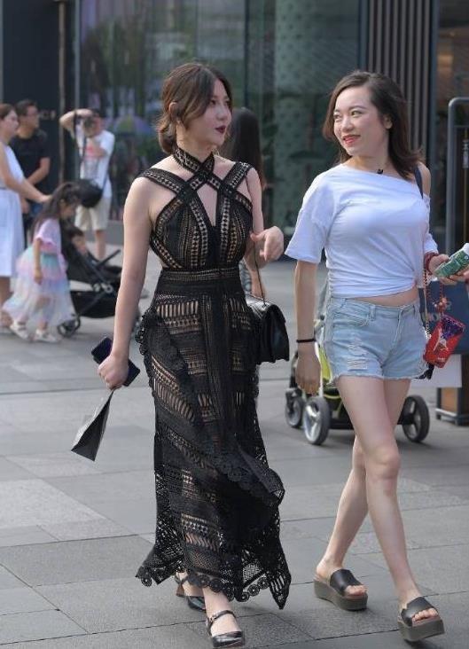 时尚|街拍追求不同风格的美,露背裙你值得拥有