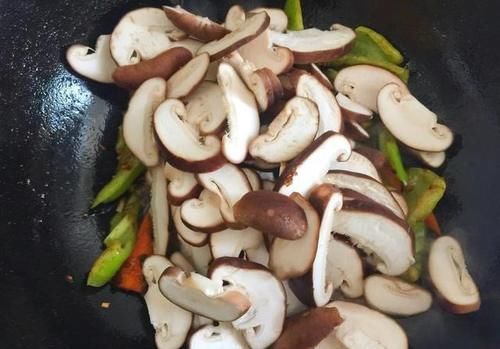  香菇好吃的做法，不放肉也鲜香浓郁，必须要多吃一碗米饭