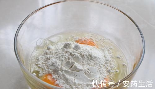 柔软|天热女儿最馋这早餐，手不粘面10分钟出锅，金黄柔软，上桌必光盘