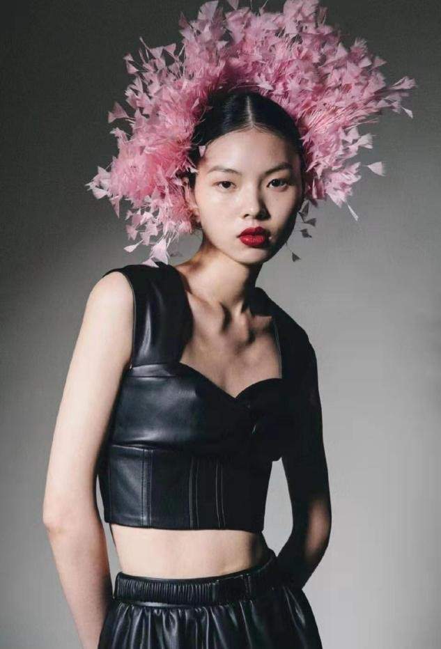 妹妹|贺聪带妹妹走秀，19岁妹妹同款丹凤眼似她翻版，五官柔和偏日系