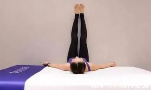 女人|女人睡前做靠墙抬腿,坚持一个月,会有什么改变?变化显而易见