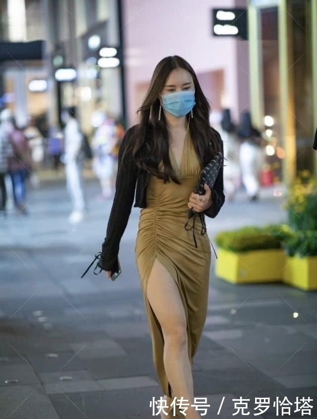 卡其色连衣裙搭黑色长袖外套,V领设计是经典,黑色风格不要太飒