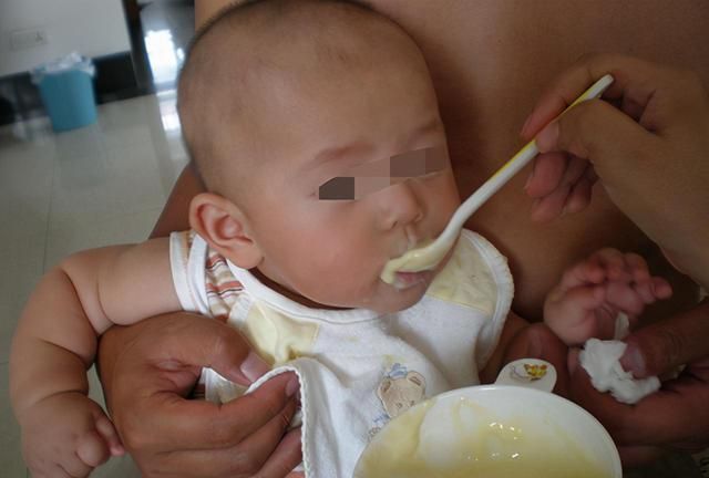 食物过敏|五个月女婴双肾长满结石，只因刚出生三天，父母就开始做这件事