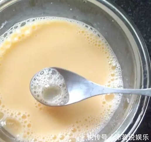 婆婆总嫌弃我做的蒸鸡蛋不好吃,她做的却又香又嫩,原来有诀窍