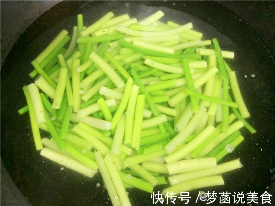 蒜苔直接炒根本不入味，要想炒的香必须加一步骤，才能又香又入味