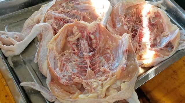 碳烤摊|夏天要多吃此肉，比牛羊肉便宜，1只才卖25元，家家吃得起，真香