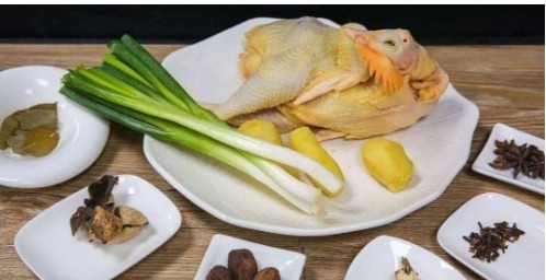 白切鸡,不只是放姜葱,少了它,鸡皮根本不会变黄