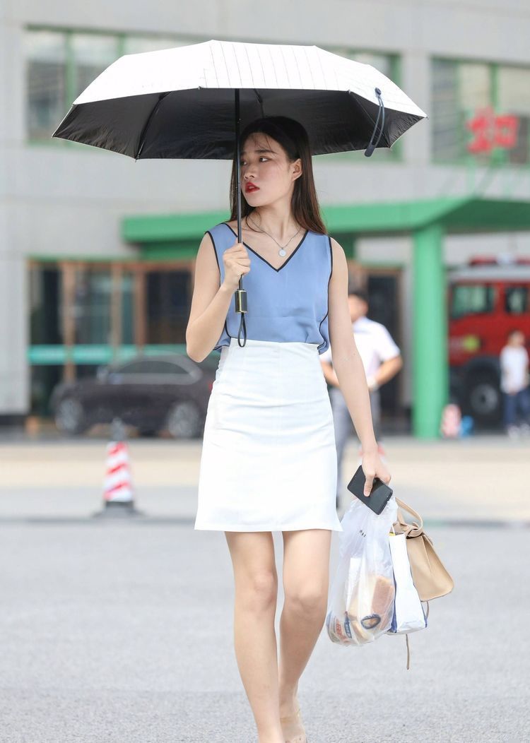 街拍:小姐姐搭配尽显青春靓丽,大方又优雅