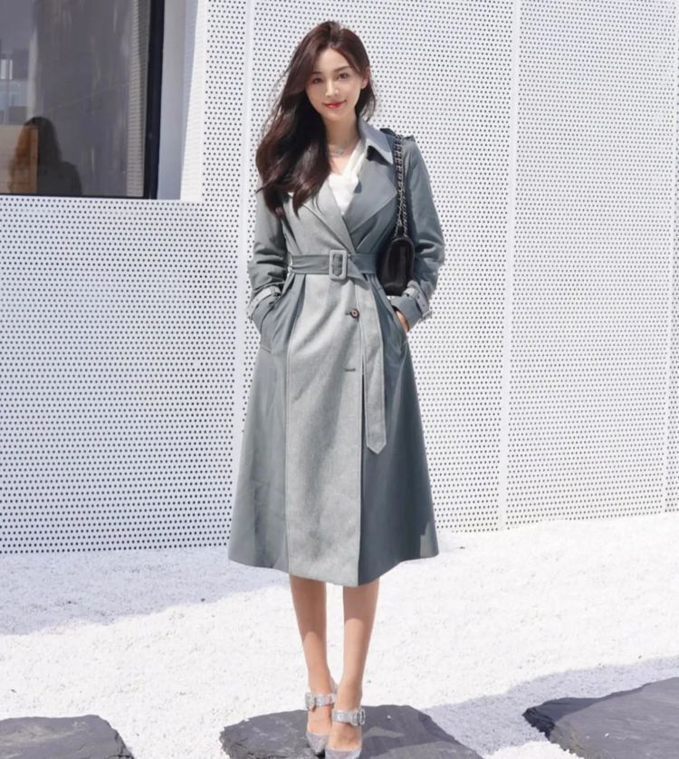 长风衣 浅绿拼墨绿的过膝长风衣搭配银色高跟鞋,是不是很有女人味啊?