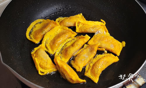 年夜饭，这盘金黄喜气的“蛋饺”上桌率很高，做法配料，都教给你